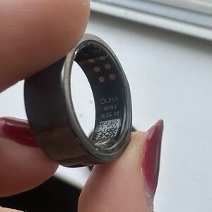 Oura ring black generation three size 8 perfect condition. No scratches.
